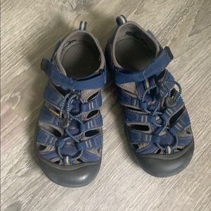 KEEN boys size 5 EUC Newport